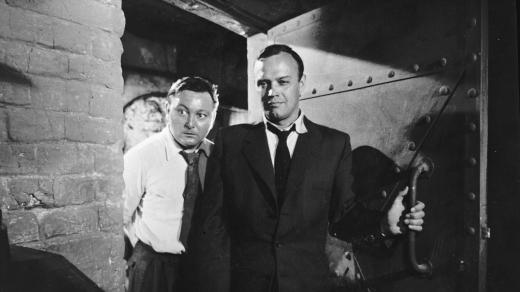 Politický thriller Stopa vede do Berlína, kterou režíroval František Čáp (na snímku herci Wolfgang Neuss a Kurt Meisel)
